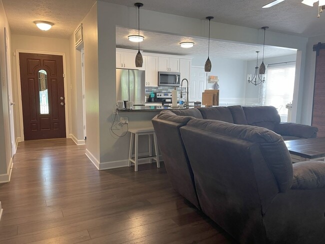 Building Photo - Beautifully Updated 3 Bed Home with Bonus ...