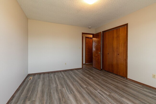 Building Photo - Updated 5 bedroom | 2 bath | 2 car garage | WALK OUT BASEMENT | Fenced backyard | Close to downto...