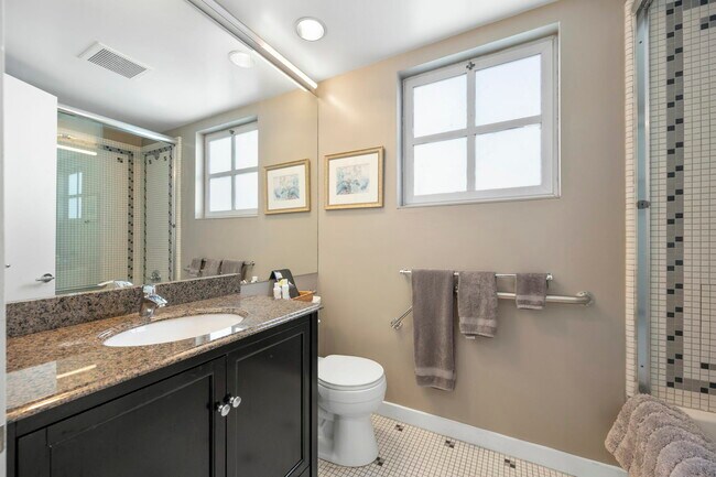 Building Photo - 2552 Hyde St