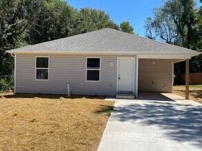 Building Photo - 3 bed 2 bath 1 Carport $995/month