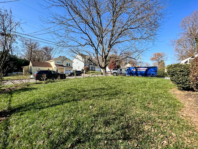 Building Photo - Cheerful 3 Bedroom 2 Bathroom With Office ...