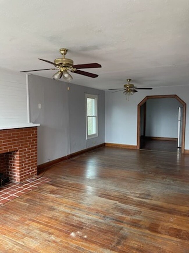 Building Photo - Three Bedroom Home in Charleston