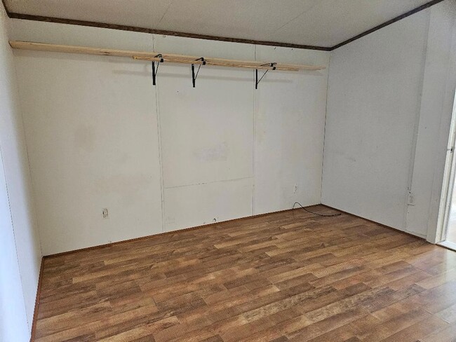 Building Photo - 127 Iroquois Dr