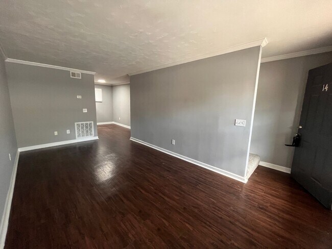 Interior Photo - 915 Moreland Dr