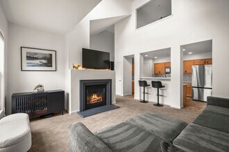 Building Photo - One bedroom condo with bonus space/loft, community pool and gym. Pets welcome!