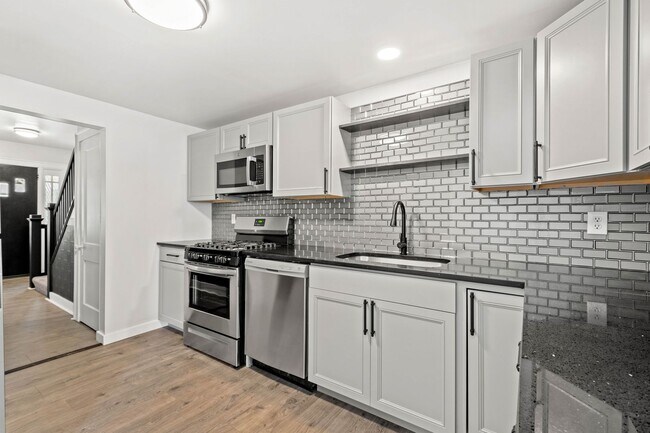 Building Photo - Beautiful 3 bedroom home in Homestead available July 10!