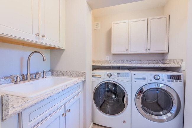 Building Photo - 7 Periwinkle Ln