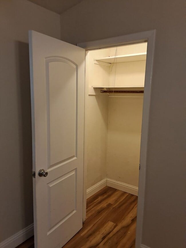 Building Photo - 2 bd 1 ba with off-street parking