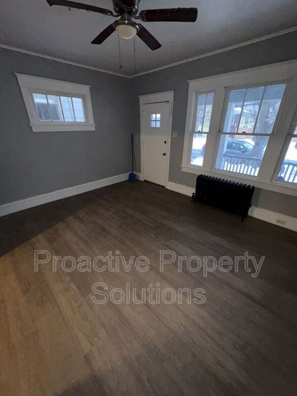 Building Photo - 21 Edison St