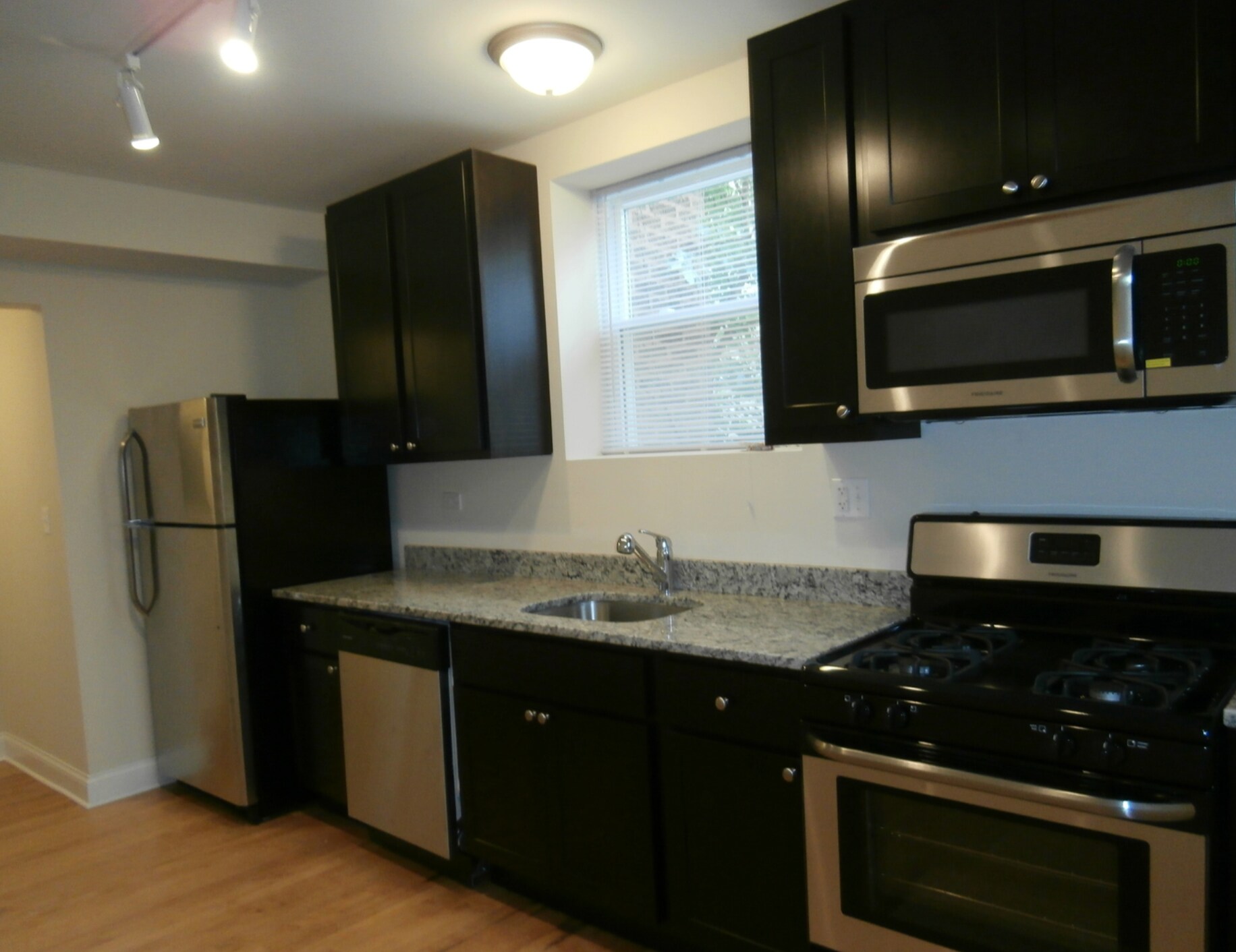 Building Photo - 2508 W North Shore Ave