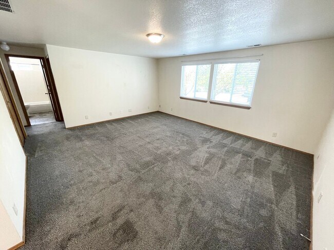 Building Photo - Beautiful 2 Bedroom 1 Bath Apartment- Close to BSU