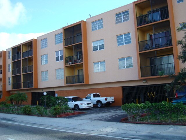 Building Photo - 1250 NE 125th St
