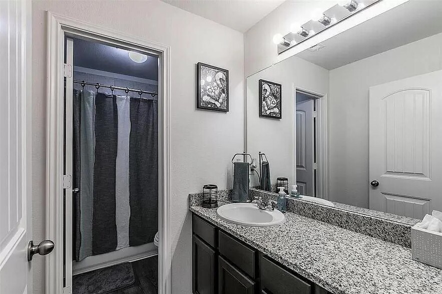 Building Photo - 1602 Blue Jay Dr
