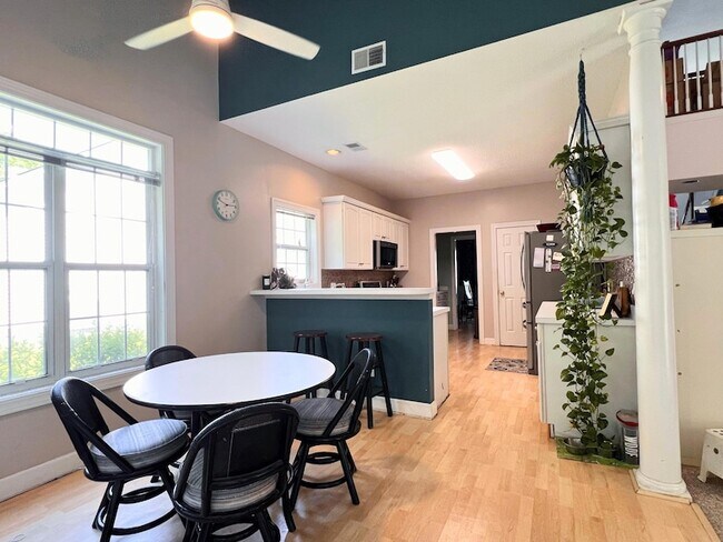 Building Photo - 1721 Fox Ridge Ct