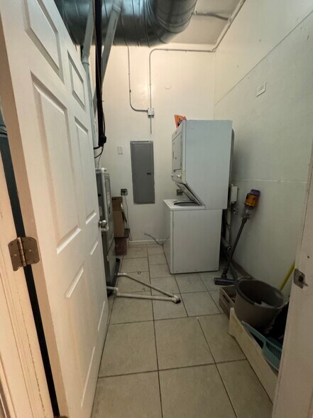 Building Photo - 738 N Clark St