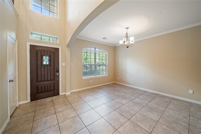 Building Photo - 667 Oak Cir Dr E