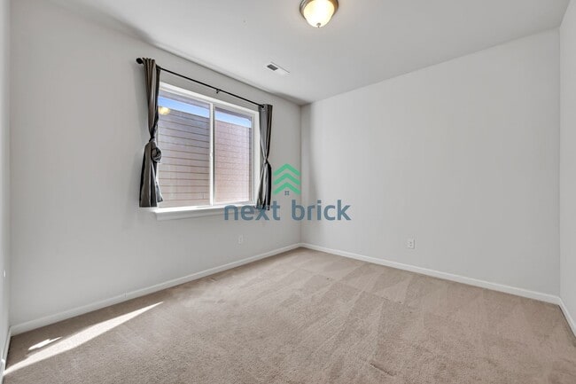 Building Photo - Spacious 5 bedrooms and 3 bathrooms Cul-de...