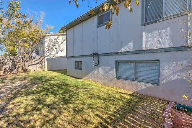 Building Photo - 3 Bedroom Home In St. George With Spacious Backyard
