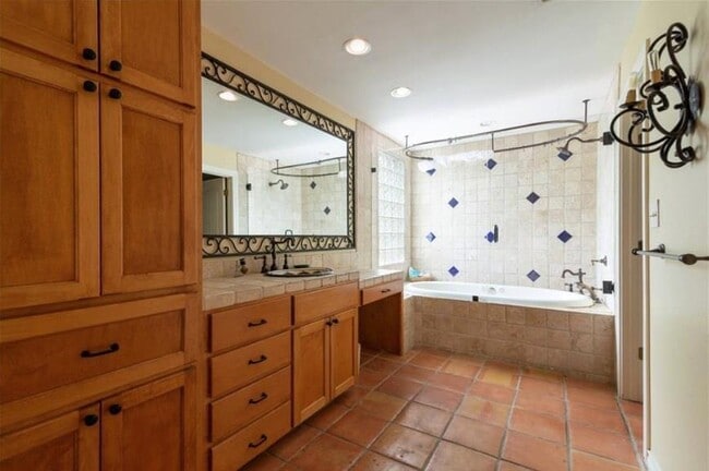 Building Photo - 10506 D-K Ranch Rd