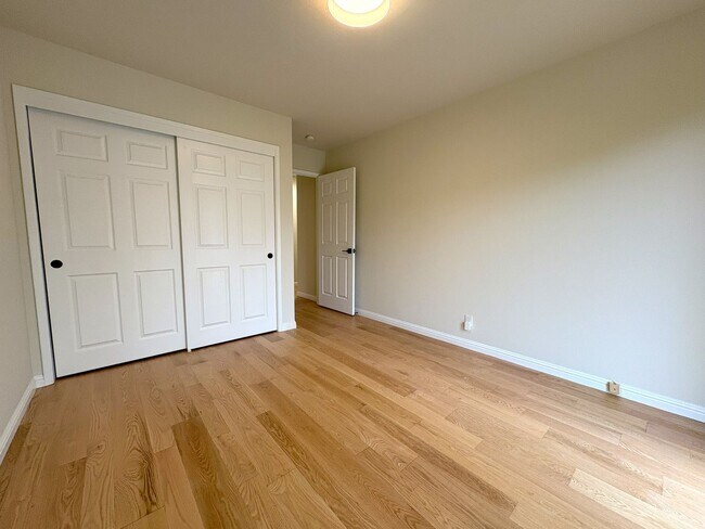 Building Photo - Beautifully Updated 4-Bedroom Home in Prime Mountain View Location!