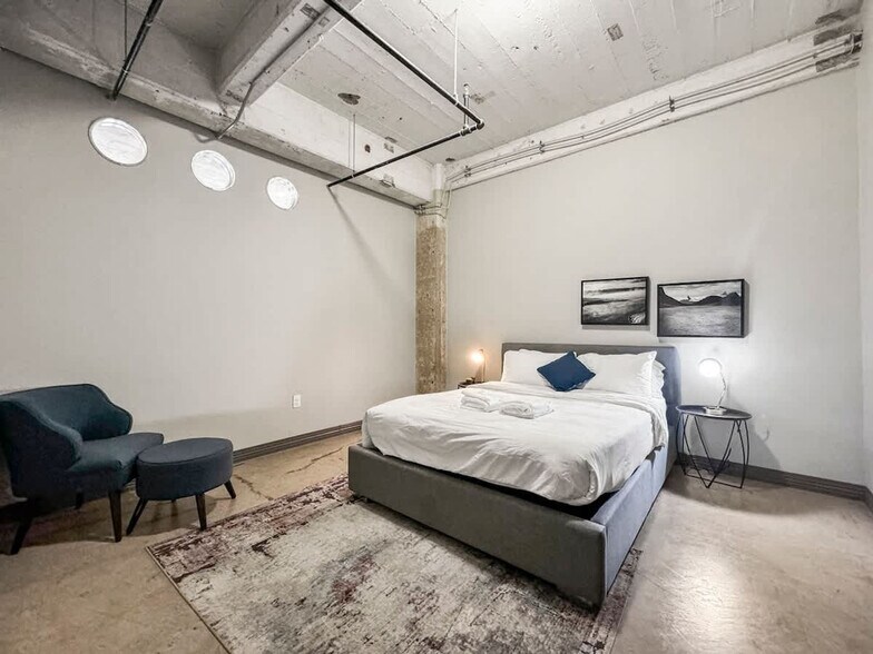 Building Photo - 500 S Ervay St