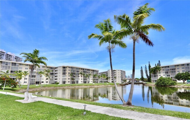 Building Photo - 2851 Leonard Dr