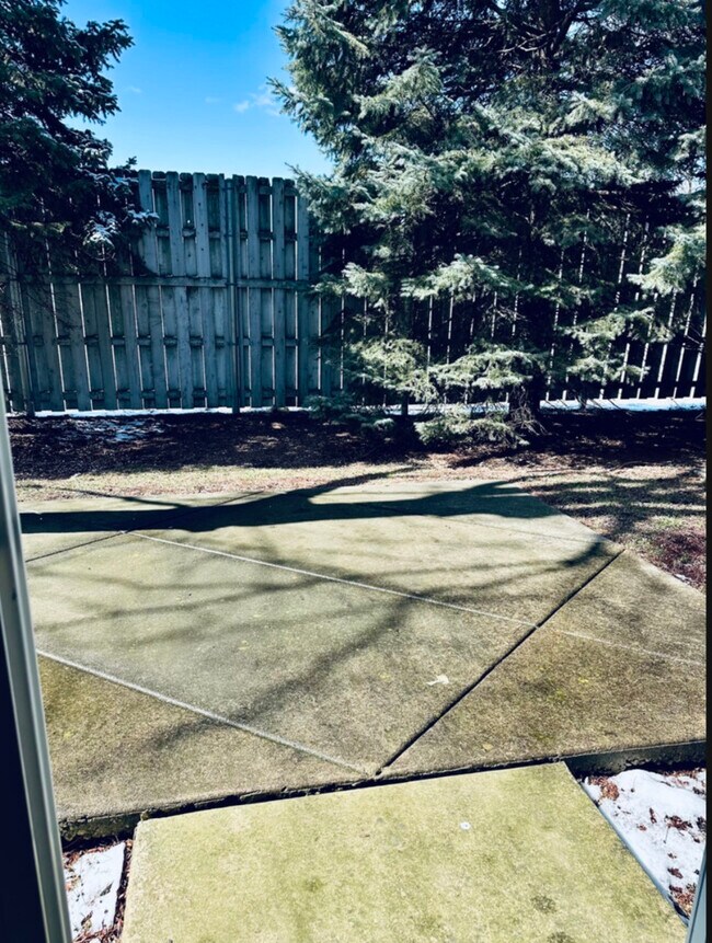 Building Photo - 709 Blossom Ct