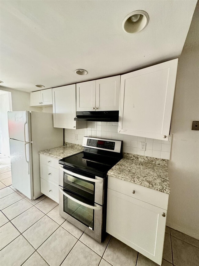 Building Photo - 680 Tennis Club Dr