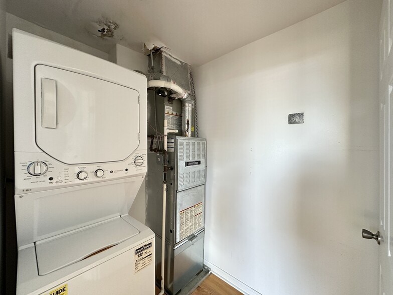 Building Photo - 1559 W Pratt Blvd