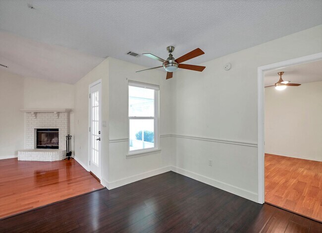 Building Photo - AVAILABLE 11/10... 3/2 with LARGE backyard!!