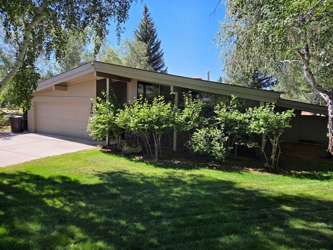 Building Photo - Coming Soon! Furnished Country club home