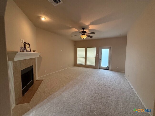 Building Photo - 976 Parkview Dr