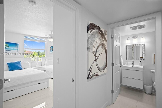 Building Photo - 529 E Sheridan St