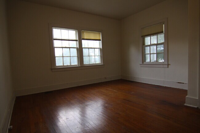 Building Photo - 2 Bedroom Home For Rent 1 Block From APSU!