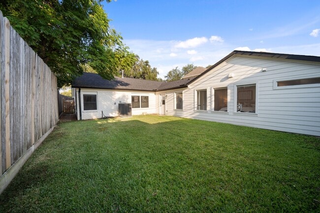 Building Photo - 2501 Briarhurst Dr