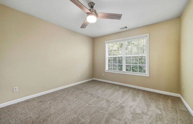 Building Photo - 4750 Ferncrest Pl