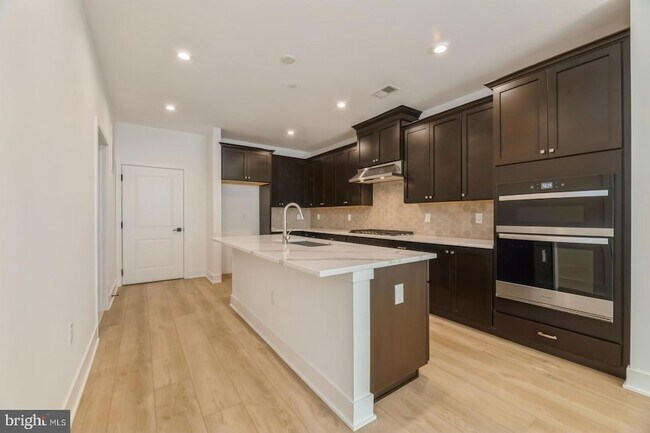 Building Photo - 2107 Donatello Dr