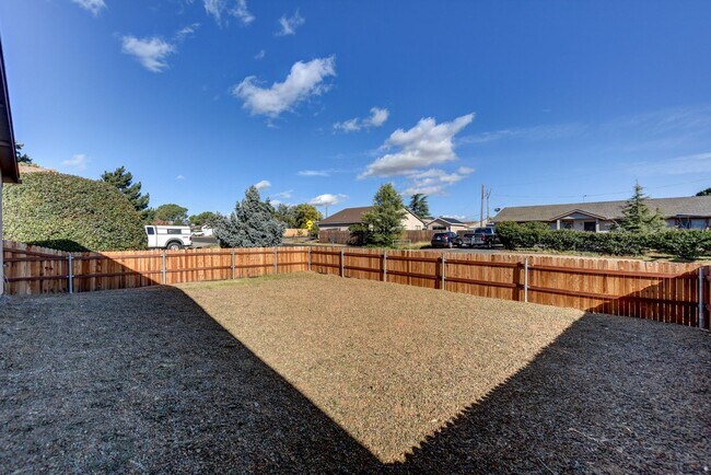 Building Photo - 3330 N Navajo Dr