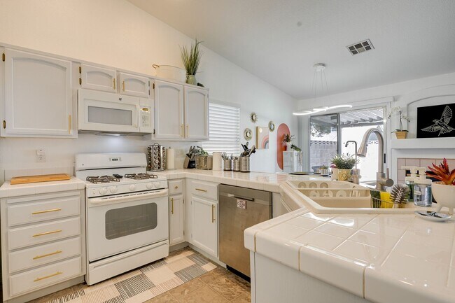 Building Photo - Fully Furnished Single-Story Gem – Spaciou...