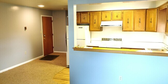 Building Photo - Spacious Pet Friendly 1 Bedroom with AC