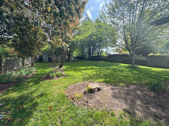 Building Photo - Peaceful Albany Home with Private Yard