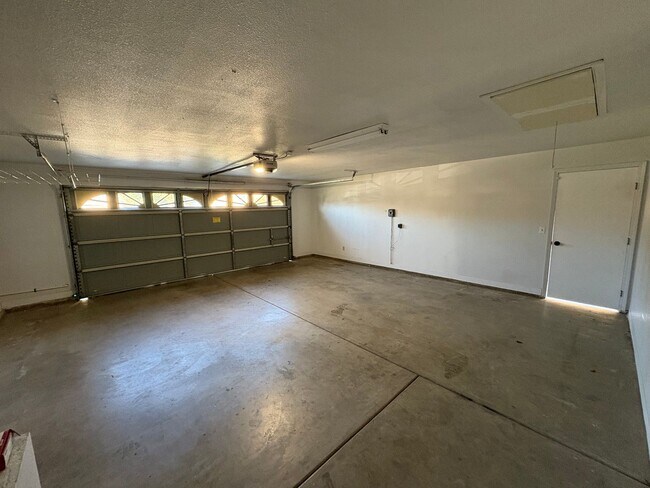 Building Photo - SE Visalia home coming soon!