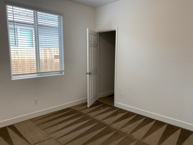 Building Photo - ONE Month Free Rent $2,295 Barstow & Leona...