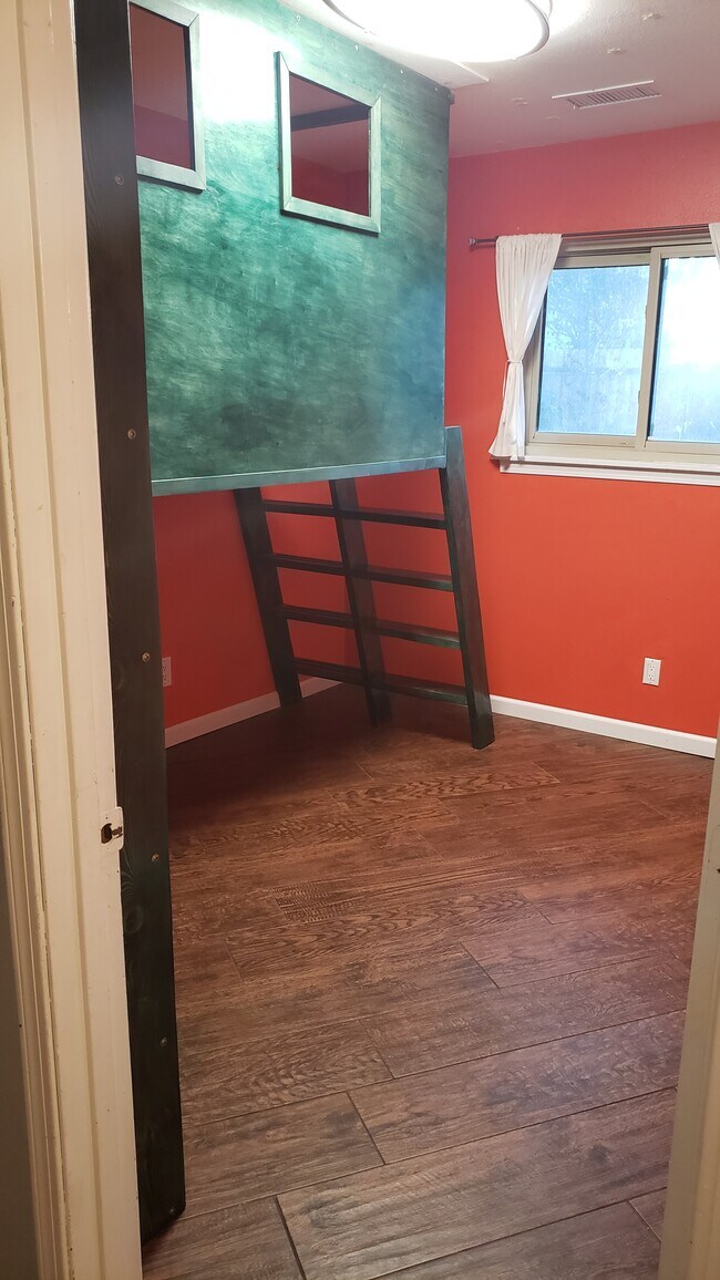 Building Photo - 913 Capulin Rd