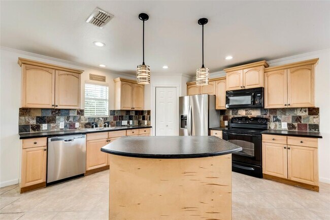 Building Photo - 633 Rose Garden Dr