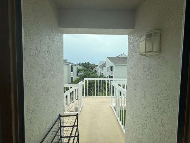 Building Photo - Family Friendly 3 Bedroom Townhome Style C...