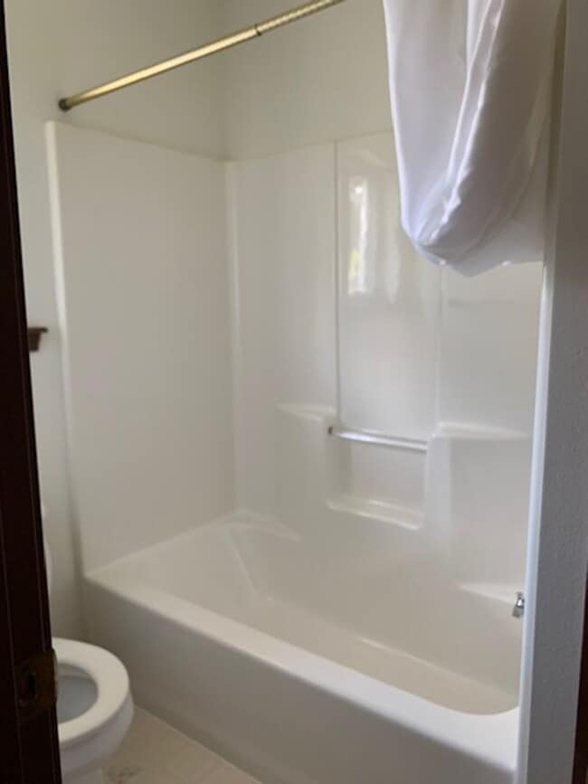 Building Photo - Lovely 3 Bedroom/2.5 Bath, Great Edmonds N...