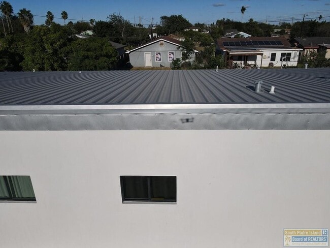 Building Photo - 711 S Shore Dr