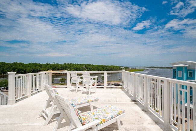 Building Photo - FURNISHED MONTHLY BEACH HOME  WITH UNOBSTRUCTED VIEWS OF THE ICW