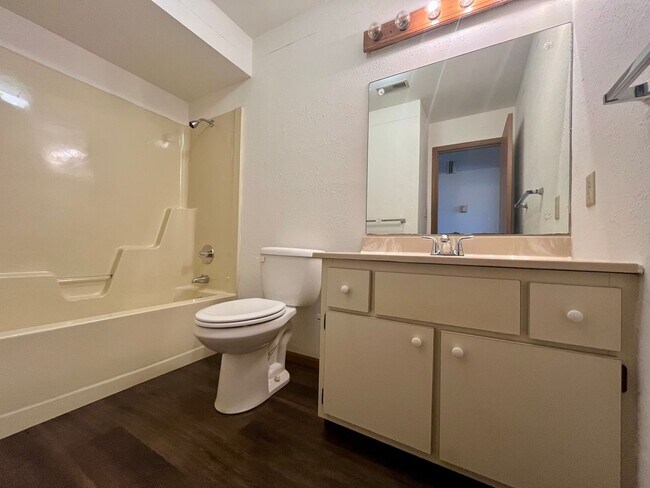 Building Photo - 2 Bed | 1.5 Bath | Townhouse
